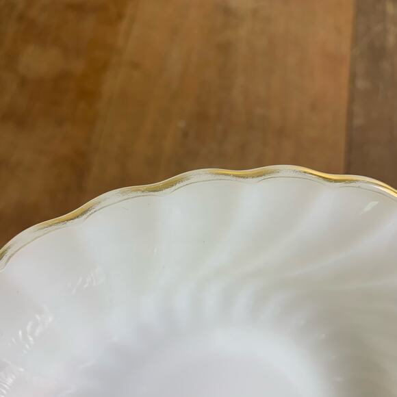 Anchor Hocking Vintage 50’s White Milk Glass Swirl Gold Trim Round Serving Bowl - Picture 7 of 8